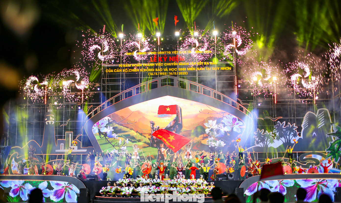 Những tiết mục văn nghệ tại buổi lễ. Ảnh: Trương Định