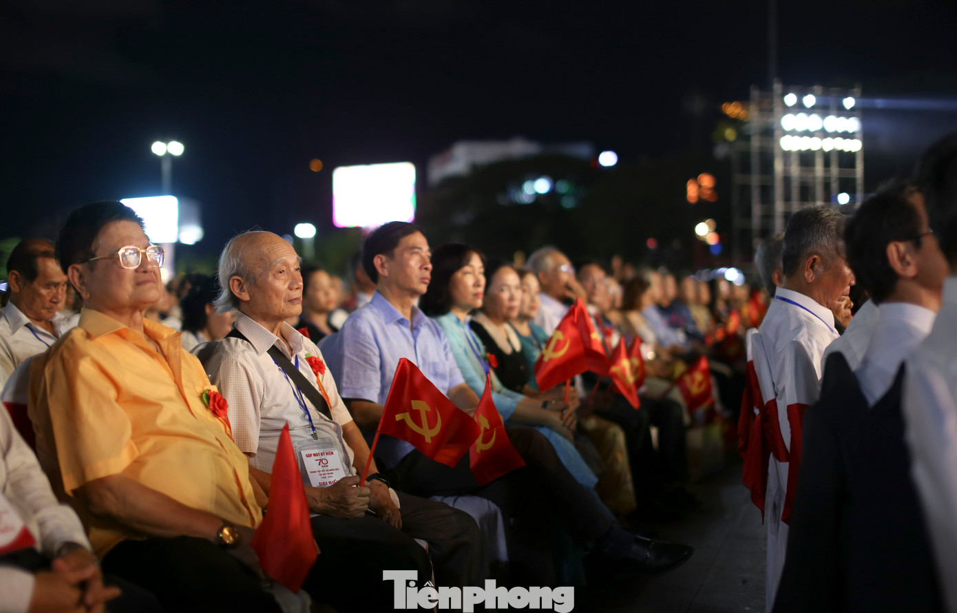 Các đại biểu tham dự buổi lễ. Ảnh: Trương Định