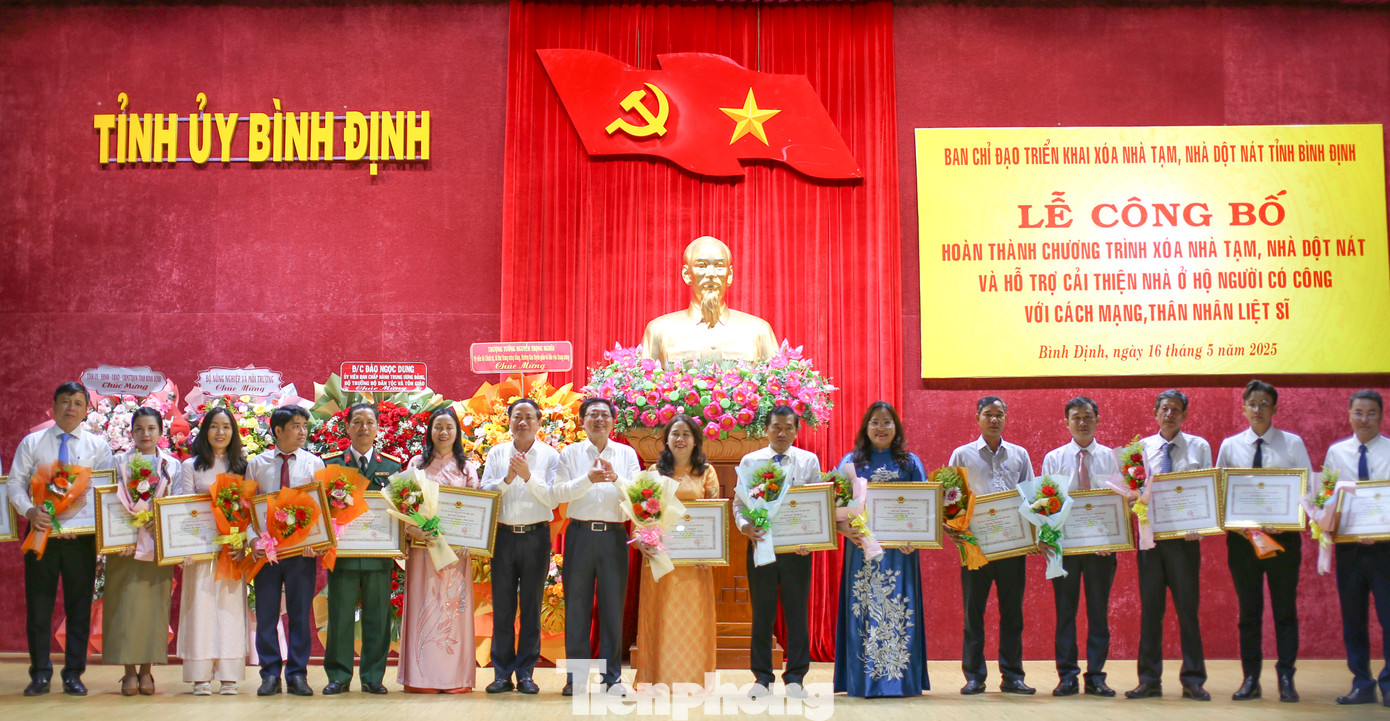 Lãnh đạo tỉnh Bình Định biểu dương, tặng bằng khen cho các cá nhân, đơn vị có thành tích trong việc thực hiện chương trình xóa nhà tạm, nhà dột nát trên địa bàn. Ảnh: Trương Định