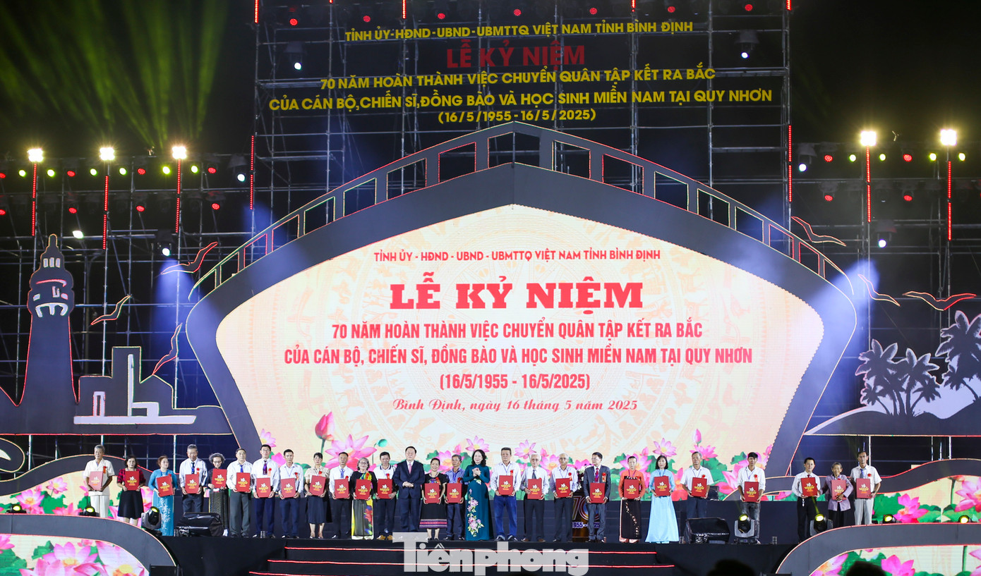 Ông Nguyễn Trọng Nghĩa và bà Võ Thị Ánh Xuân trao hồ sơ, kỷ vật cho thân nhân cán bộ, chiến sĩ thực hiện nhiệm vụ "đi B" trong kháng chiến chống Mỹ, cứu nước. Ảnh: Trương Định