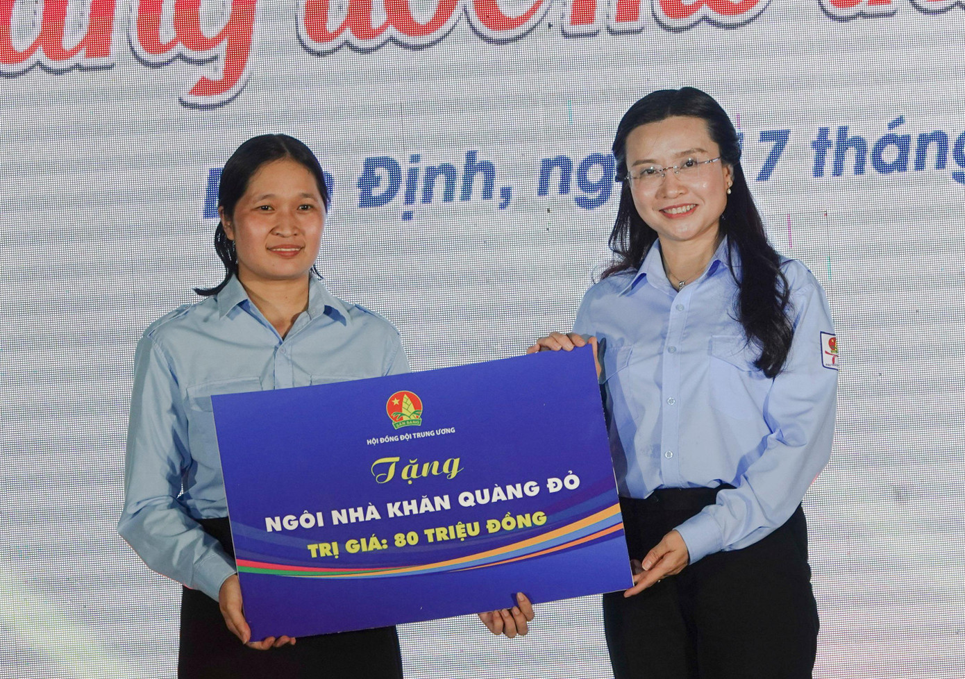 Trao tặng 1 ngôi nhà khăn quàng đỏ cho Hội đồng Đội Tỉnh Bình Định. Trao tặng 1 ngôi nhà khăn quàng đỏ cho Hội đồng Đội Tỉnh Bình Định.