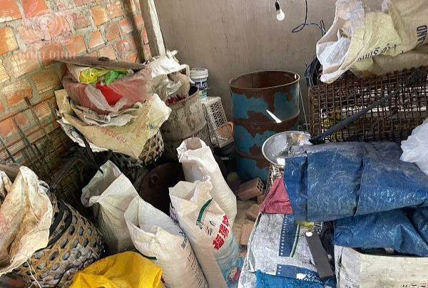 Hiện trường nơi gia đình ông L. cất giữ tài sản. Ảnh: Công an tỉnh Bình Định