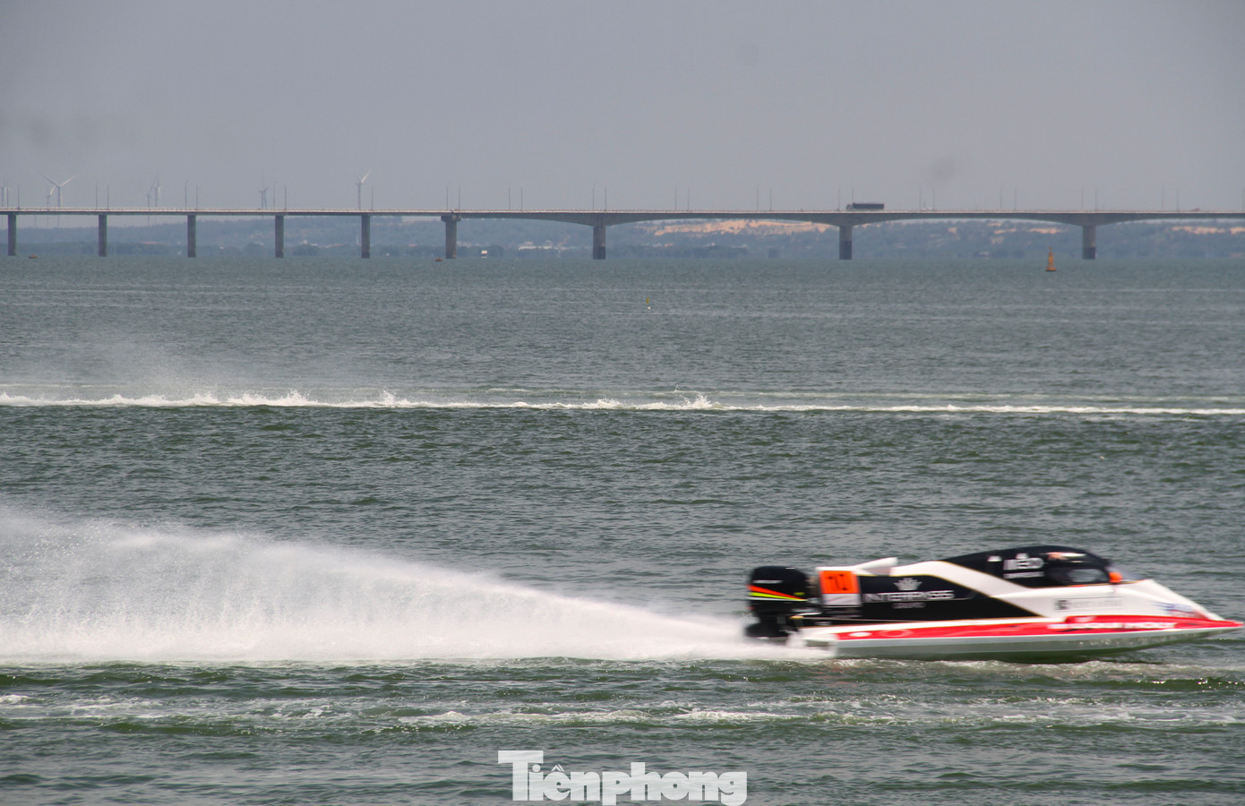 Các tay đua lướt như bay trên đầm Thị Nại, với tốc độ lên đến 250km/h. Ảnh: Trương Định