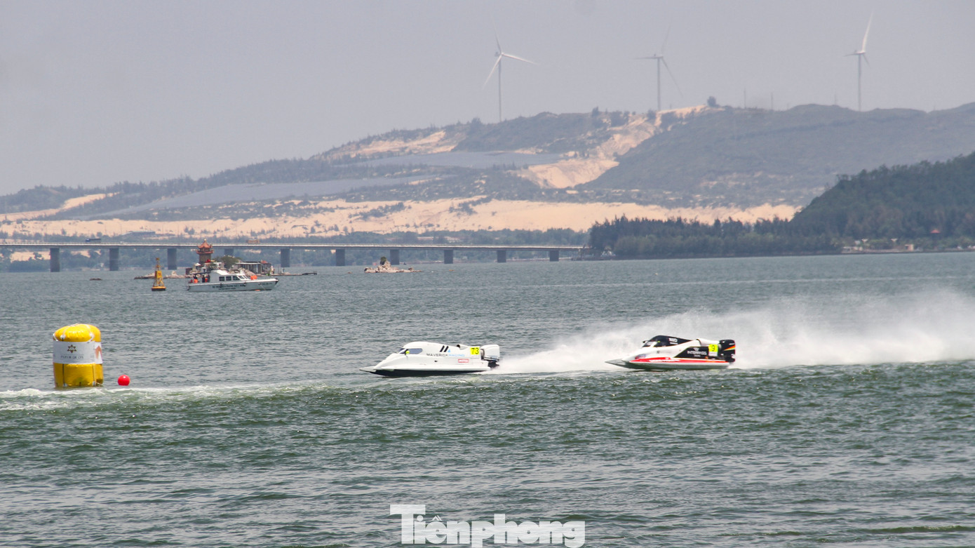 Những tay đua bám đuổi rất sát. Ảnh: Trương Định