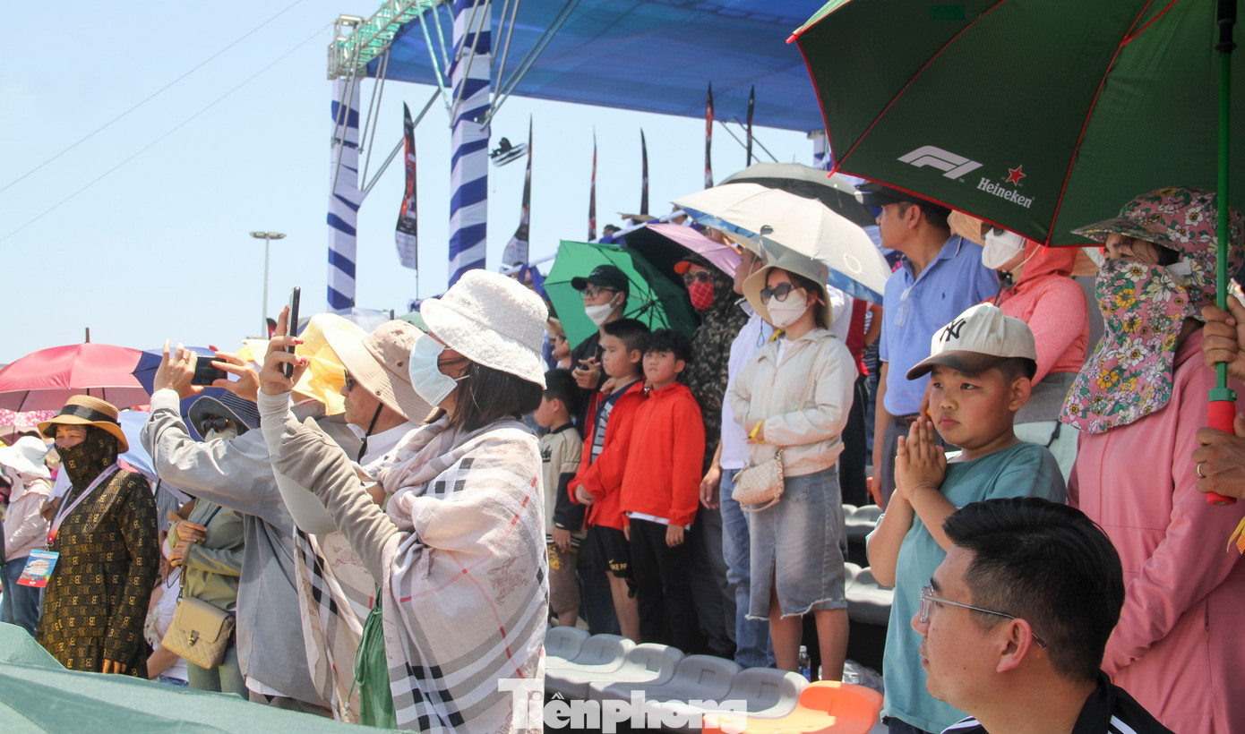 Rất đông người hâm mộ theo dõi, cổ vũ cho các tay đua. Ảnh: Trương Định