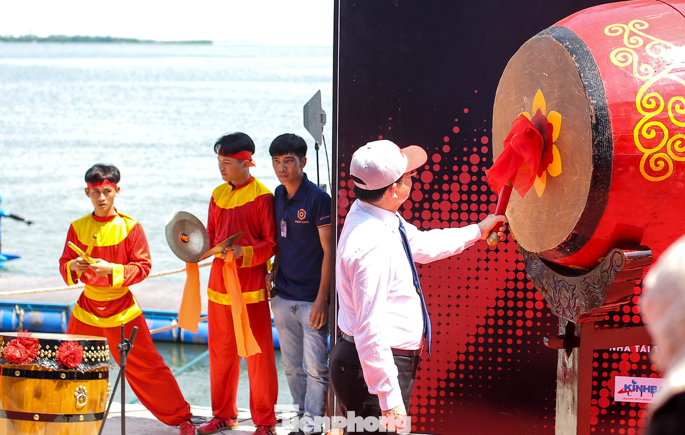 Ông Hồ Quốc Dũng - Bí thư Tỉnh ủy Bình Định đánh trống khai mạc Giải vô địch thế giới thuyền máy nhà nghề UIM F1H2O World Championship - chặng Grand Prix of Binh Dinh 2024. Ảnh: Trương Định