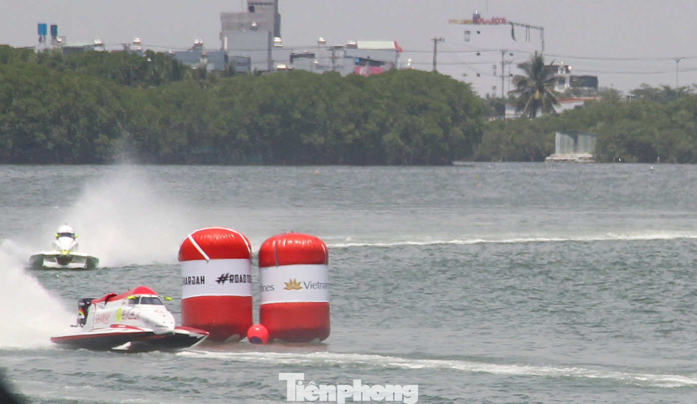 Qua những khúc cua. Ảnh: Trương Định