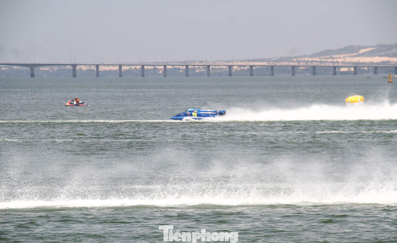 Các tay đua "đạp gió rẽ sóng" về đích. Ảnh: Trương Định