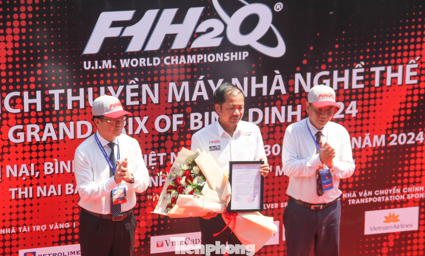 Trao quyết định về việc cho phép thành lập Liên đoàn đua thuyền máy thể thao Việt Nam. Ảnh: Trương Định