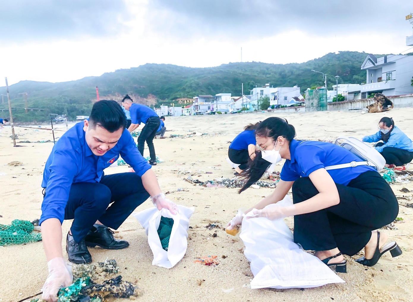 ĐVTN ra quân làm sạch biển tại bờ biển xã Nhơn Hải.