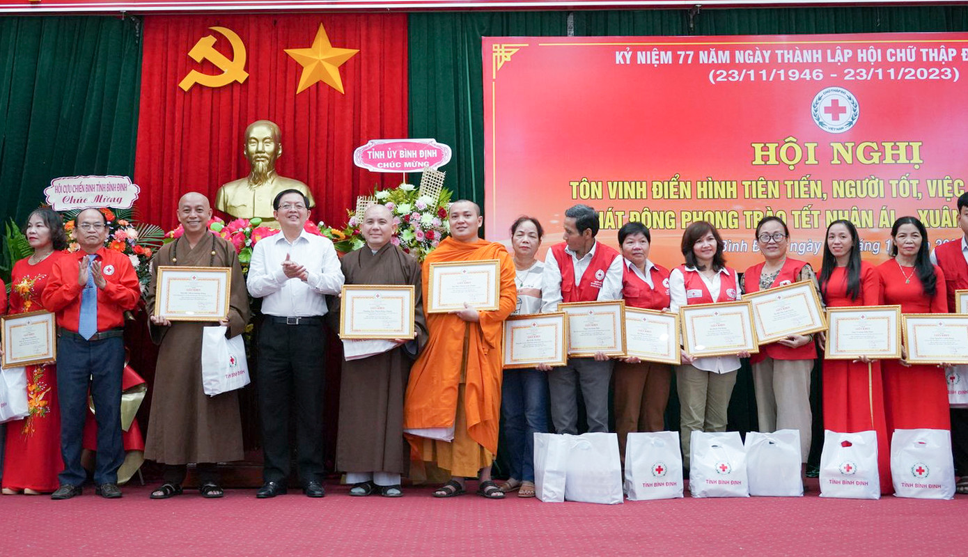 Hội CTĐ tỉnh Bình Định biểu dương các cá nhân có thành tích tiêu biểu trong phong trào “Người tốt, việc thiện” năm 2023.