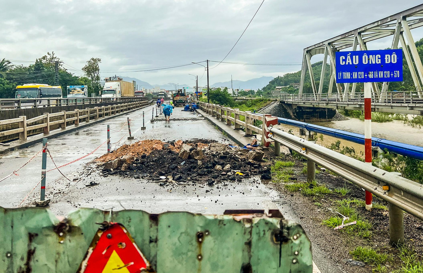 Vị trí hư hỏng tại cầu Ông Đô, huyện Tuy Phước (ảnh chụp ngày 14/10). Ảnh: Tuệ An