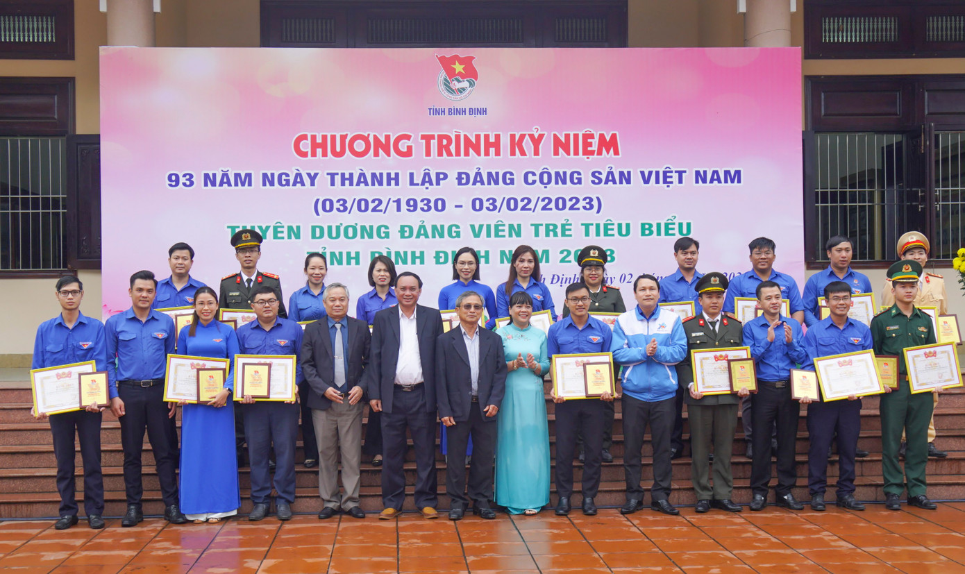 Tỉnh Đoàn Bình Định tuyên dương 18 gương đảng viên trẻ tiêu biểu.