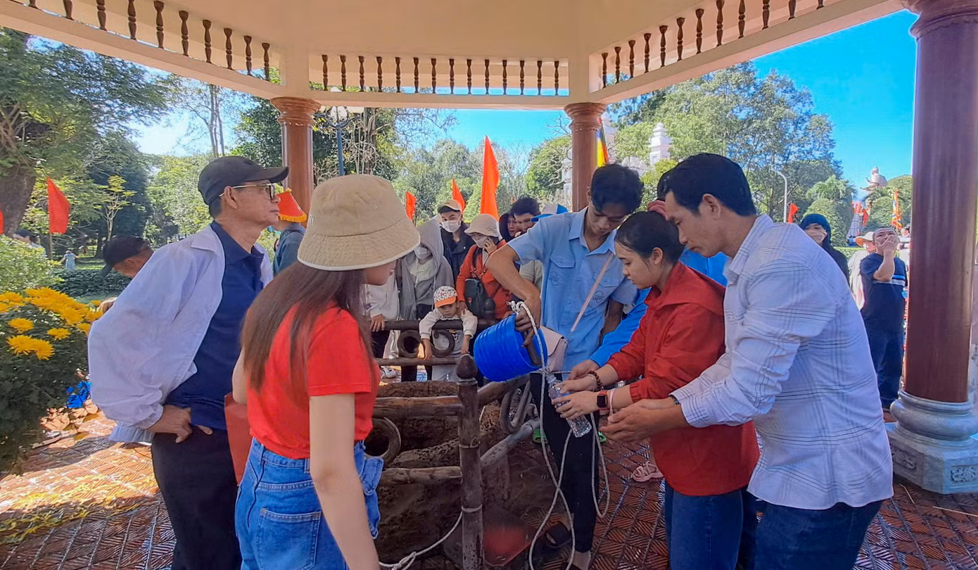 Đến với Bảo tàng Quang Trung, người dân và du khách thường đến khu vực giếng cổ của gia đình thân sinh Tây Sơn Tam Kiệt rửa mặt sạch sẽ, uống ngụm nước trong giếng, trước khi vào điện thờ dâng hương. Ảnh: Trương Định
