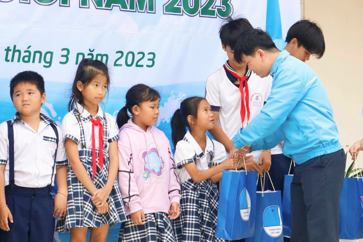 Trao quà cho các em học sinh.