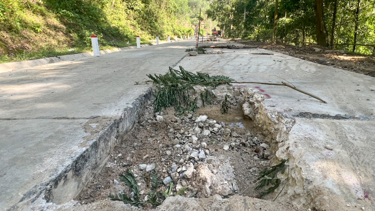 Mặt đường một số vị trí được đào lên để đổ bê tông lại. Ảnh: Đ.X