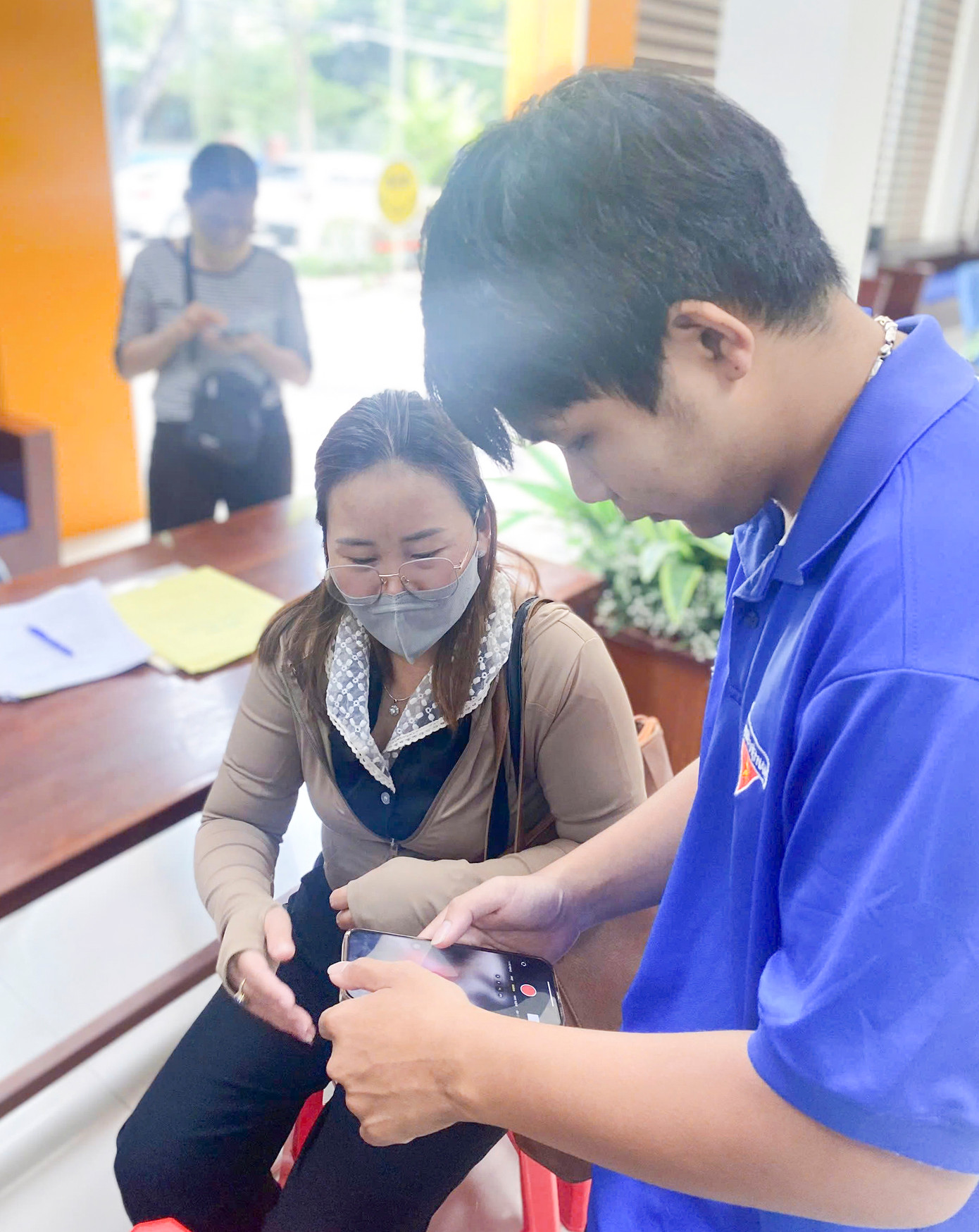 Các bạn tích cực hỗ trợ người dân, doanh nghiệp sử dụng dịch vụ công trực tuyến mức độ 3, 4, tạo tài khoản định danh điện tử, quét mã QR, tra cứu và kê khai hồ sơ trực tuyến... góp phần nâng cao chất lượng phục vụ hành chính công tại cơ sở.