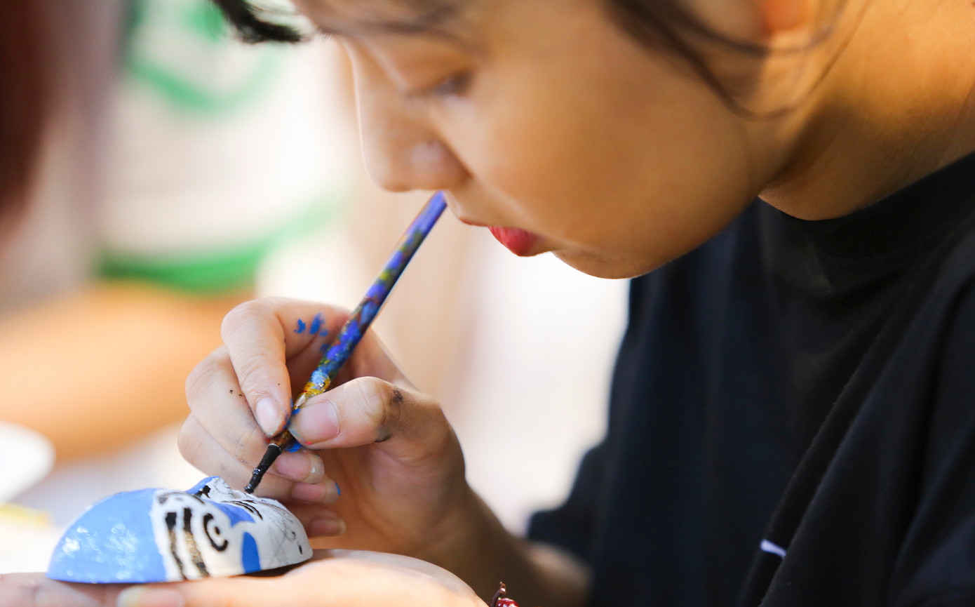 Thích thú trải nghiệm vẽ mặt nạ hát bội. Ảnh: T.H. Thích thú trải nghiệm vẽ mặt nạ hát bội. Ảnh: T.H.