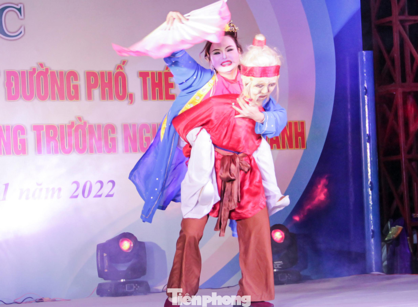 Tiết mục trong đêm khai mạc. Ảnh: Trương Định