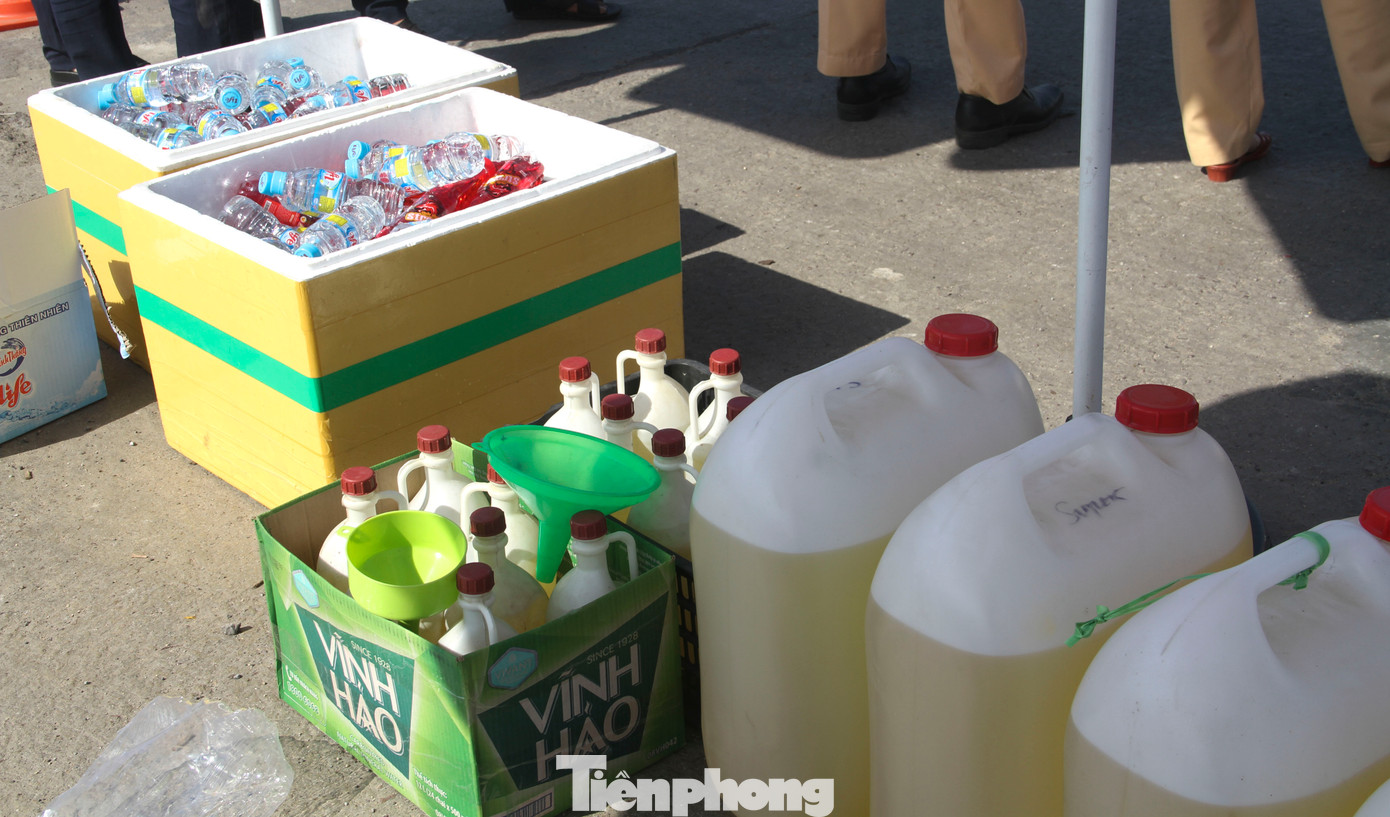 Nước uống, xăng xe để hỗ trợ người dân đi đường. (Ảnh: Trương Định) Nước uống, xăng xe để hỗ trợ người dân đi đường. (Ảnh: Trương Định)