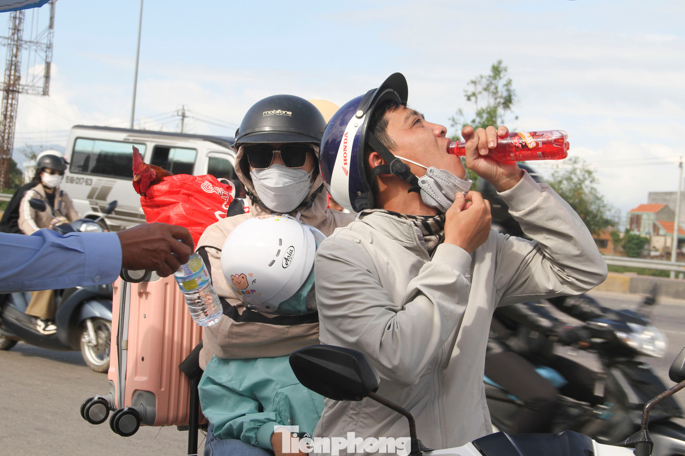 Những chai nước góp phần xua tan mệt nhọc của người dân sau cuộc hành trình dài hàng giờ đồng hồ trên đường. (Ảnh: Trương Định) Những chai nước góp phần xua tan mệt nhọc của người dân sau cuộc hành trình dài hàng giờ đồng hồ trên đường. (Ảnh: Trương Định)