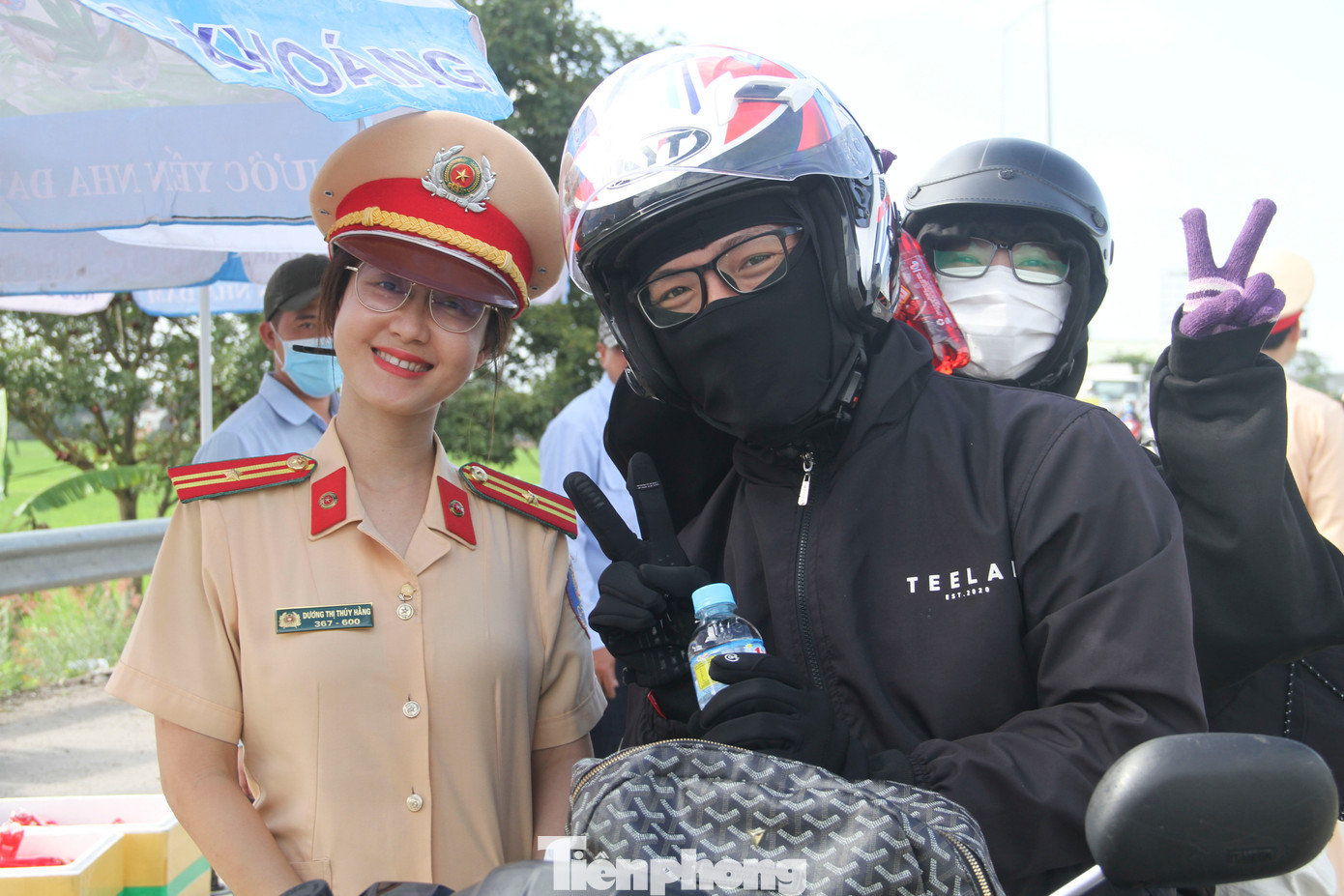 Người dân vui vẻ khi nhận được những chai nước giải khát của lực lượng CSGT. (Ảnh: Trương Định) Người dân vui vẻ khi nhận được những chai nước giải khát của lực lượng CSGT. (Ảnh: Trương Định)