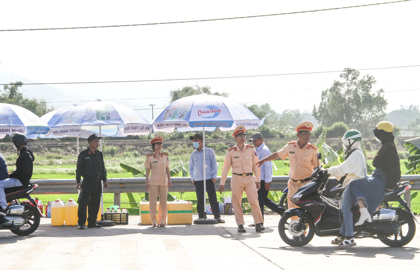 Điểm hỗ trợ nước uống, đổ xăng miễn phí trên Quốc lộ 1 đoạn qua thị xã An Nhơn. (Ảnh: Trương Định) Điểm hỗ trợ nước uống, đổ xăng miễn phí trên Quốc lộ 1 đoạn qua thị xã An Nhơn. (Ảnh: Trương Định)