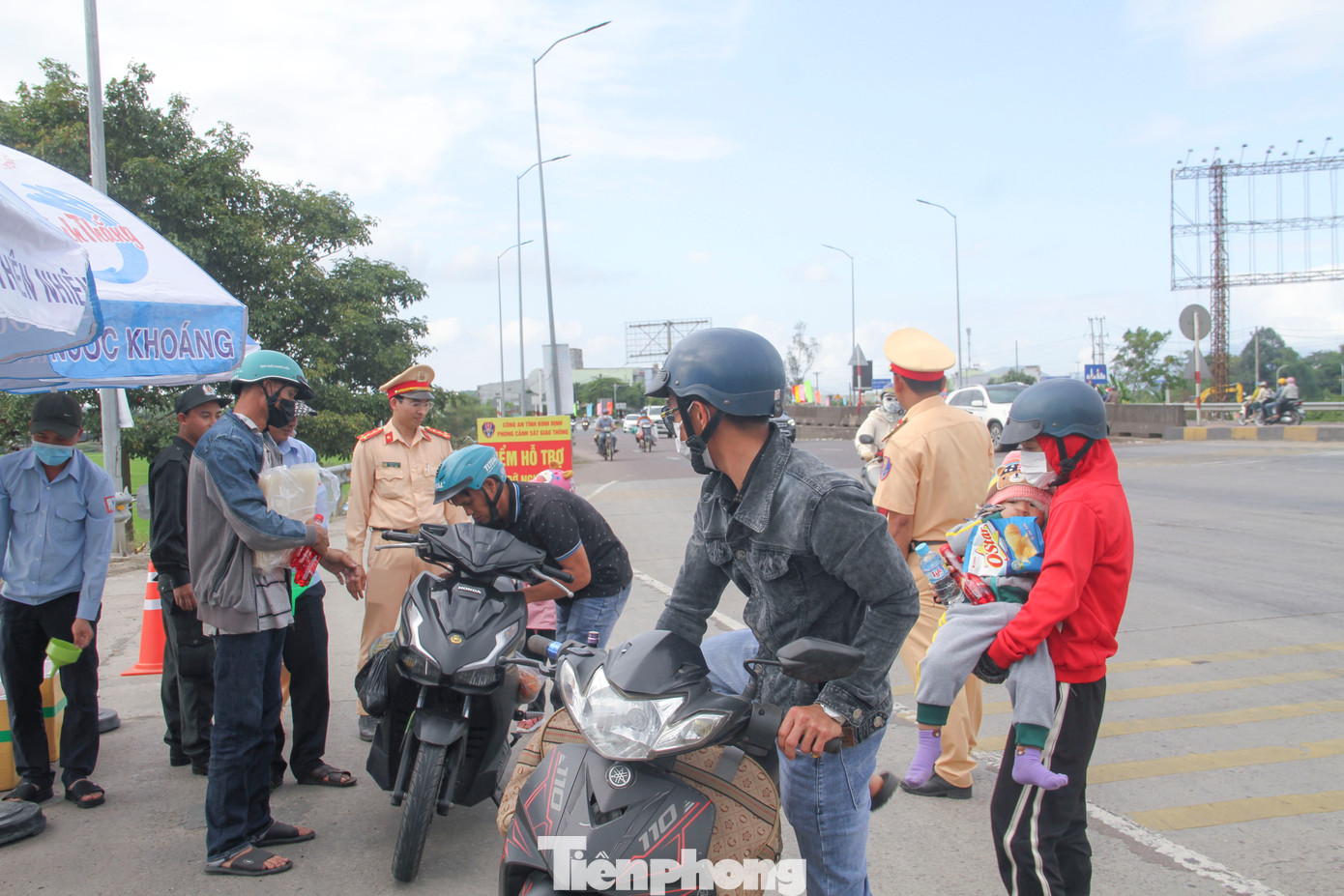 Lực lượng CSGT Công an tỉnh Bình Định hỗ trợ người dân trở lại làm việc sau thời gian nghỉ Tết. (Ảnh: Trương Định) Lực lượng CSGT Công an tỉnh Bình Định hỗ trợ người dân trở lại làm việc sau thời gian nghỉ Tết. (Ảnh: Trương Định)
