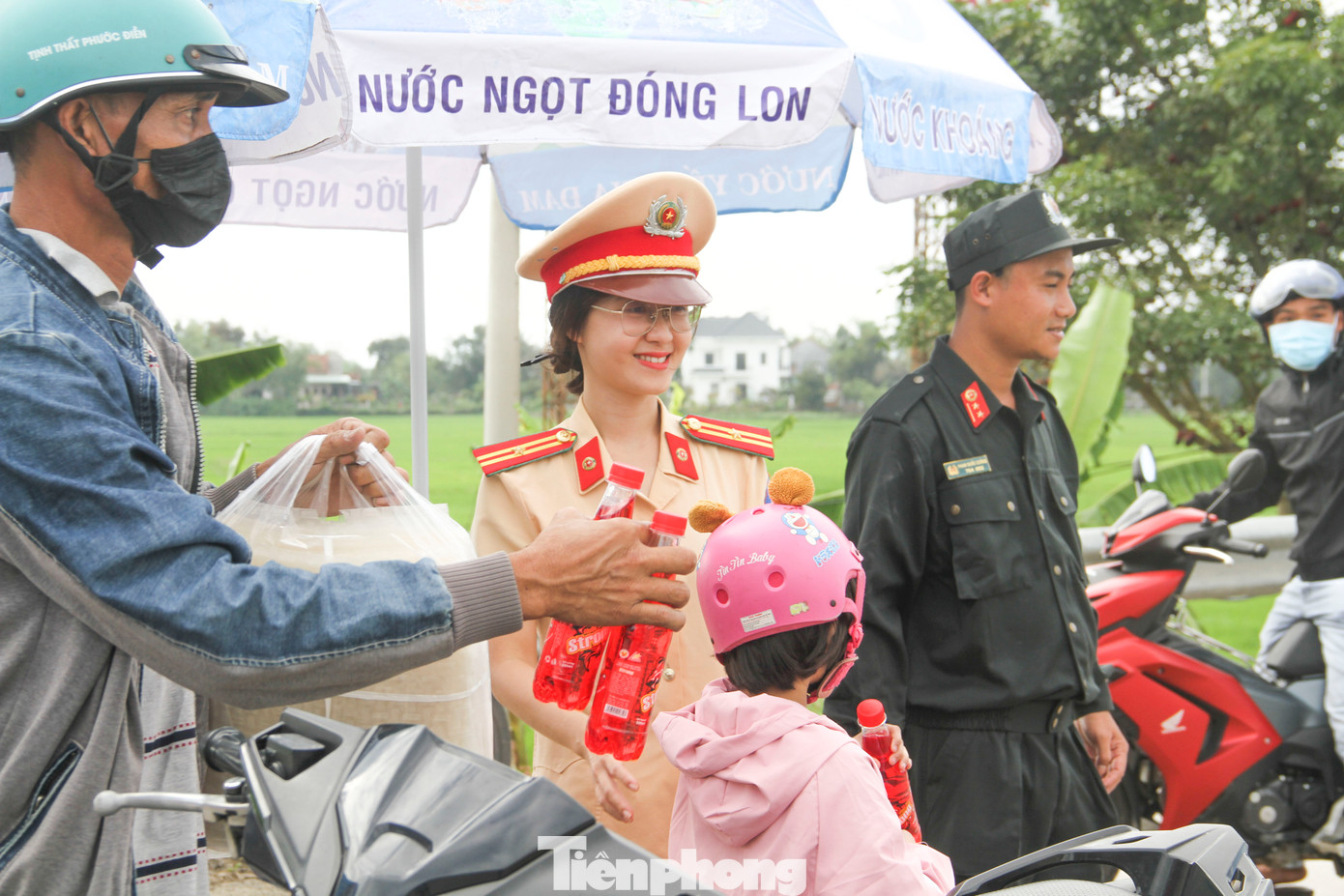 Những phần quà tuy nhỏ nhưng phần nào tạo nên hình ảnh đẹp trong lòng người dân. (Ảnh: Trương Định) Những phần quà tuy nhỏ nhưng phần nào tạo nên hình ảnh đẹp trong lòng người dân. (Ảnh: Trương Định)