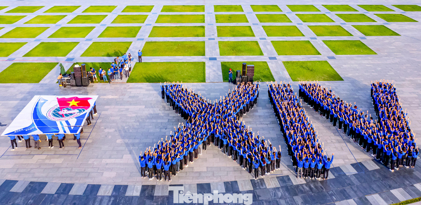 Tuổi trẻ Bình Định chào mừng ngày hội lớn. - Ảnh: Dũng Nhân