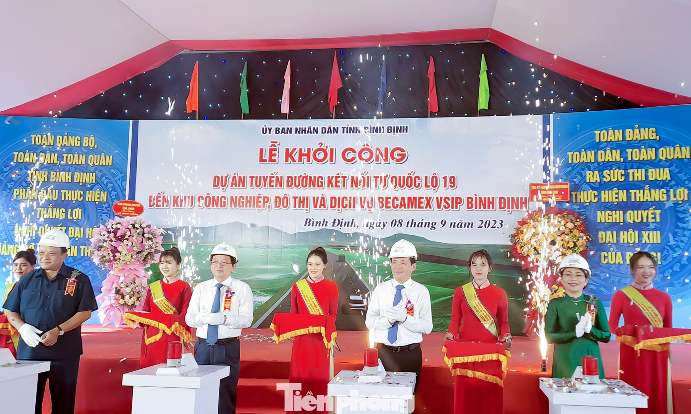 Lãnh đạo tỉnh Bình Định thực hiện nghi thức phát lệnh khởi công dự án. (Ảnh: Trương Định)