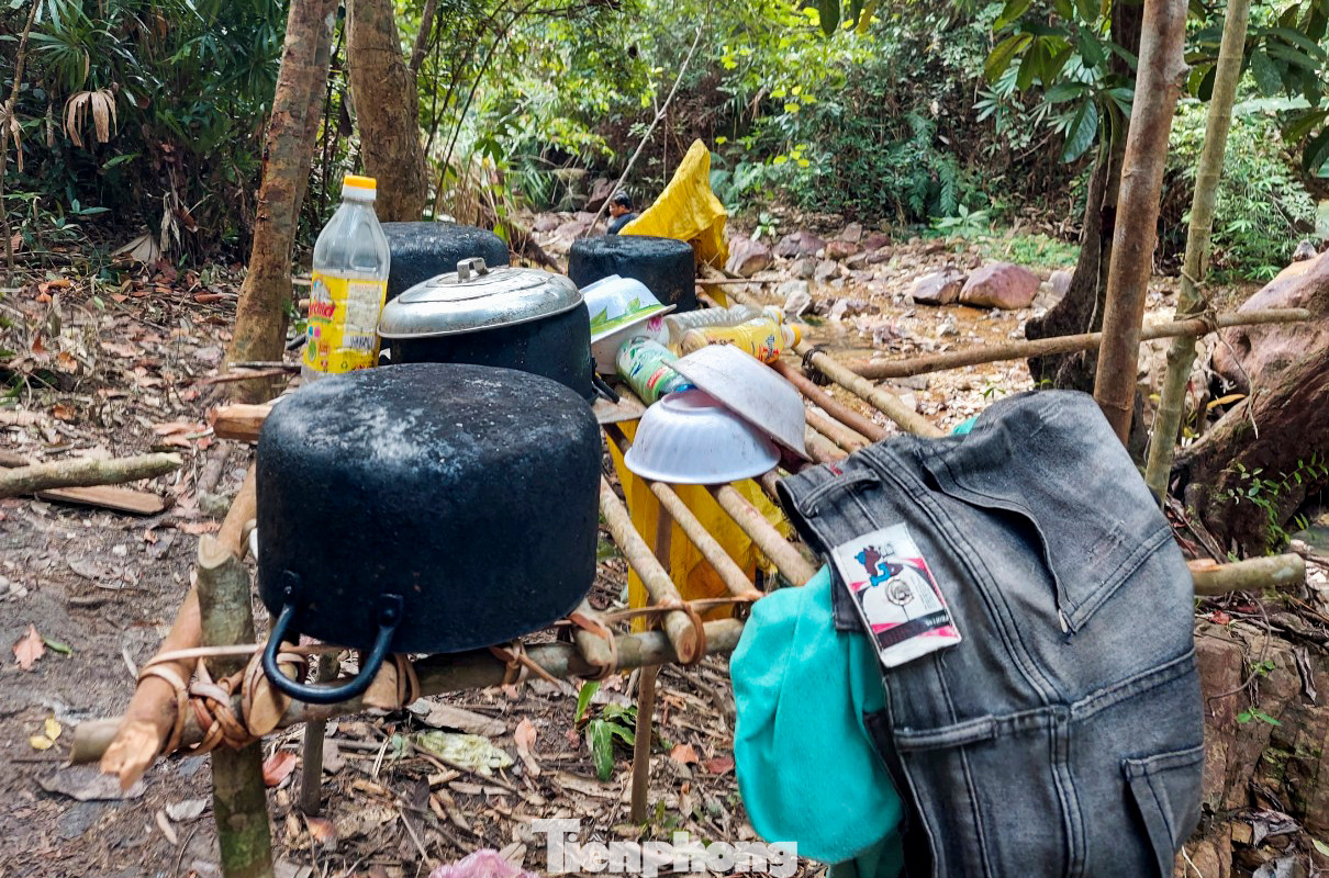 Các lán trại được dựng bên đường. Ảnh: Trương Định