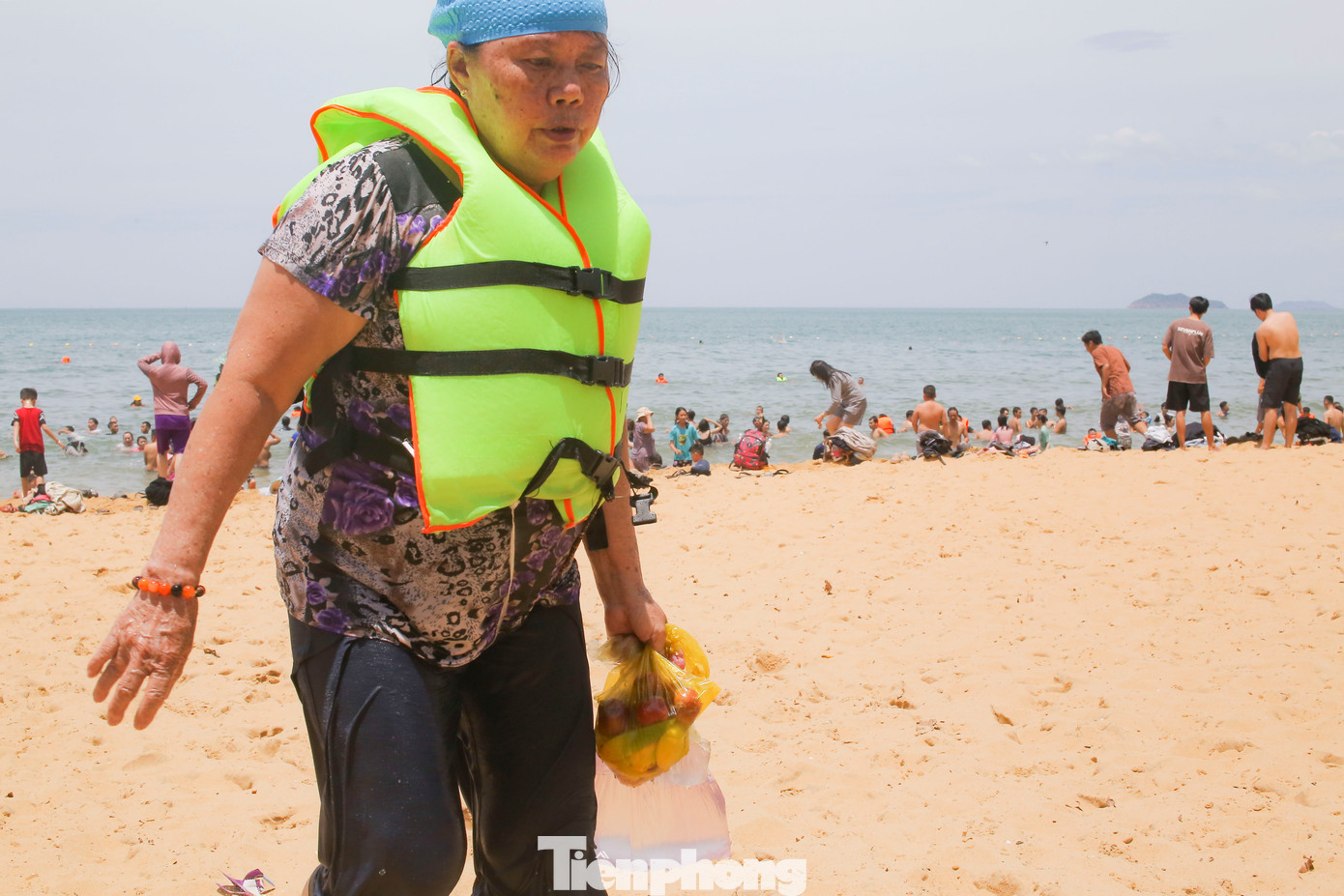 Nhiều người sau khi tắm xong không quên mang nước biển về cho người thân ở nhà. Ảnh: Trương Định. Nhiều người sau khi tắm xong không quên mang nước biển về cho người thân ở nhà. Ảnh: Trương Định.