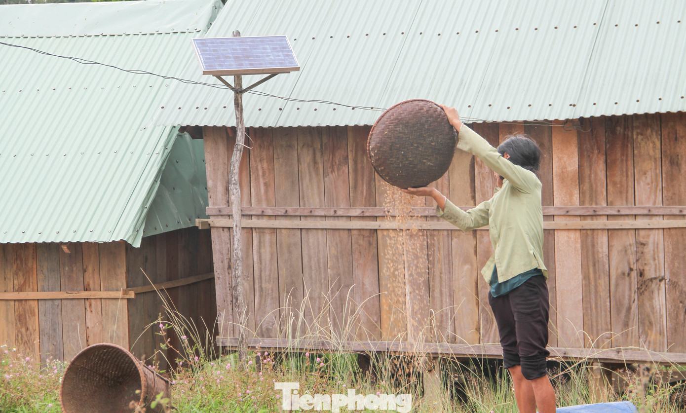Người dân thôn O2 chủ yếu sử dụng điện năng lượng mặt trời. Ảnh: Trương Định Người dân thôn O2 chủ yếu sử dụng điện năng lượng mặt trời. Ảnh: Trương Định