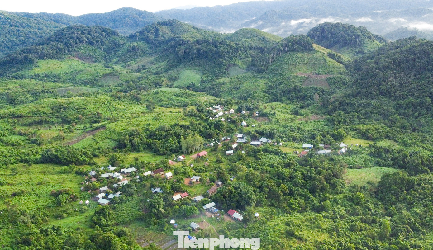 Thôn O2 nằm lọt thỏm giữa vùng rừng núi. Ảnh: T.L Thôn O2 nằm lọt thỏm giữa vùng rừng núi. Ảnh: T.L