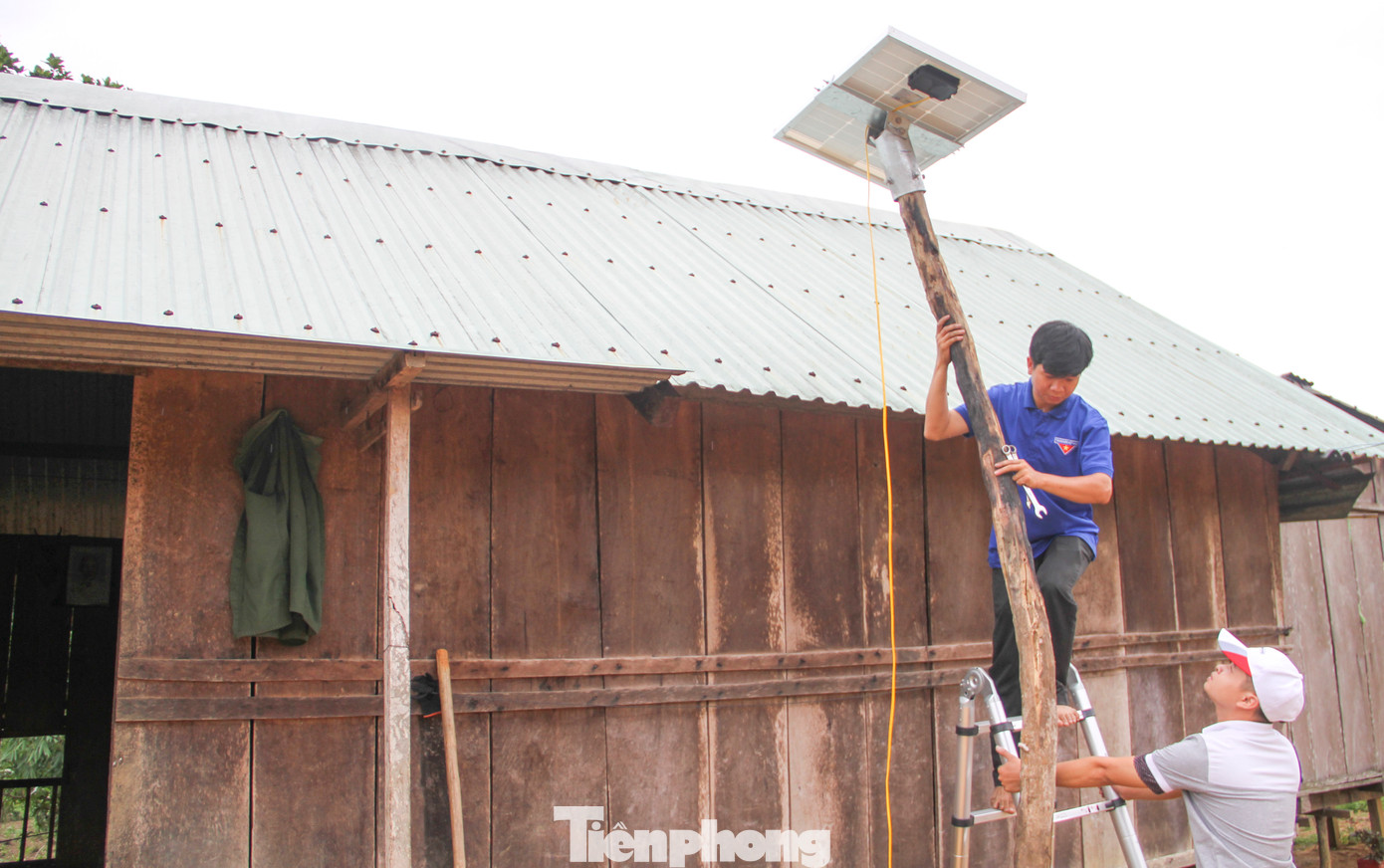 Thời gian qua, Tỉnh Đoàn Bình Định đã phối hợp với các đơn vị lắp đặt hệ thống điện mặt trời cho người dân thôn O2. Ảnh: Trương Định Thời gian qua, Tỉnh Đoàn Bình Định đã phối hợp với các đơn vị lắp đặt hệ thống điện mặt trời cho người dân thôn O2. Ảnh: Trương Định