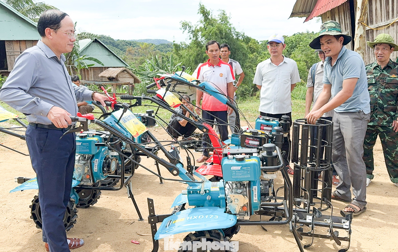 Ông Phạm Anh Tuấn, Chủ tịch UBND tỉnh Bình Định (bên trái) trong chuyến công tác đến O2, tặng máy cày cho người dân. Ảnh: Vũ Việt Ân Ông Phạm Anh Tuấn, Chủ tịch UBND tỉnh Bình Định (bên trái) trong chuyến công tác đến O2, tặng máy cày cho người dân. Ảnh: Vũ Việt Ân
