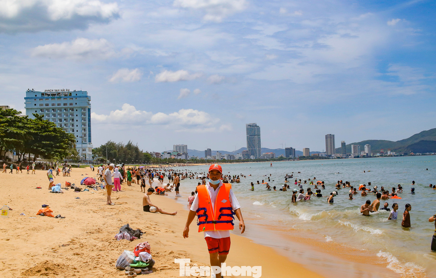 Biển Quy Nhơn đông đúc người tắm lúc 12 giờ trưa ngày Tết Đoan Ngọ. Ảnh: Trương Định. Biển Quy Nhơn đông đúc người tắm lúc 12 giờ trưa ngày Tết Đoan Ngọ. Ảnh: Trương Định.