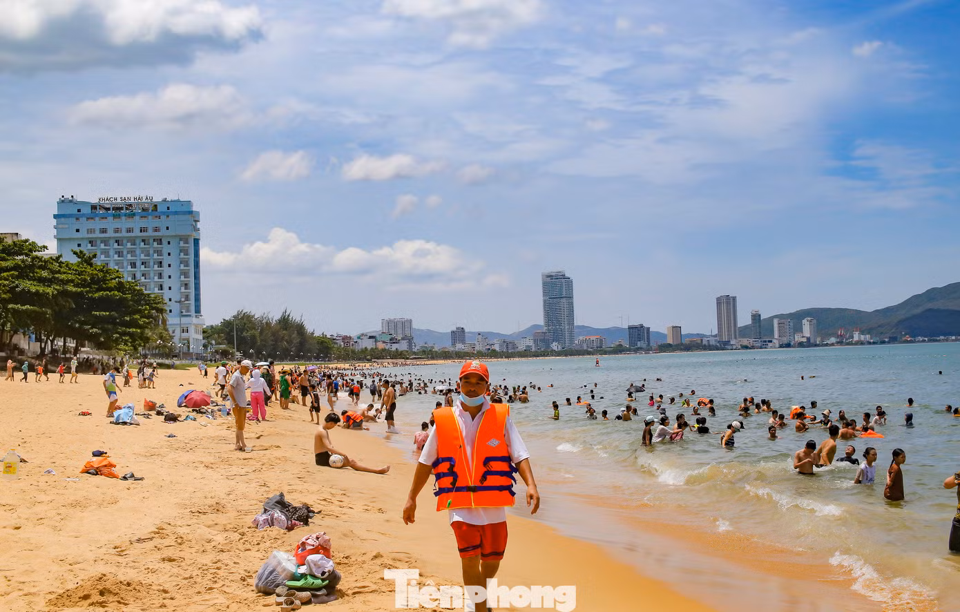 Biển Quy Nhơn đông đúc người tắm lúc 12 giờ trưa ngày Tết Đoan Ngọ. Ảnh: Trương Định.