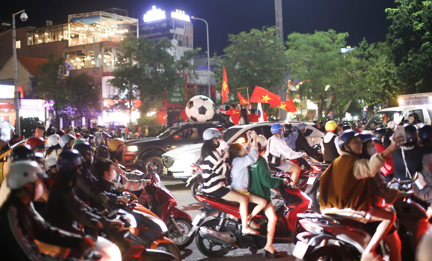 Việt Nam vô địch ASEAN Cup 2024, hàng triệu cổ động viên xuống đường ăn mừng ảnh 45