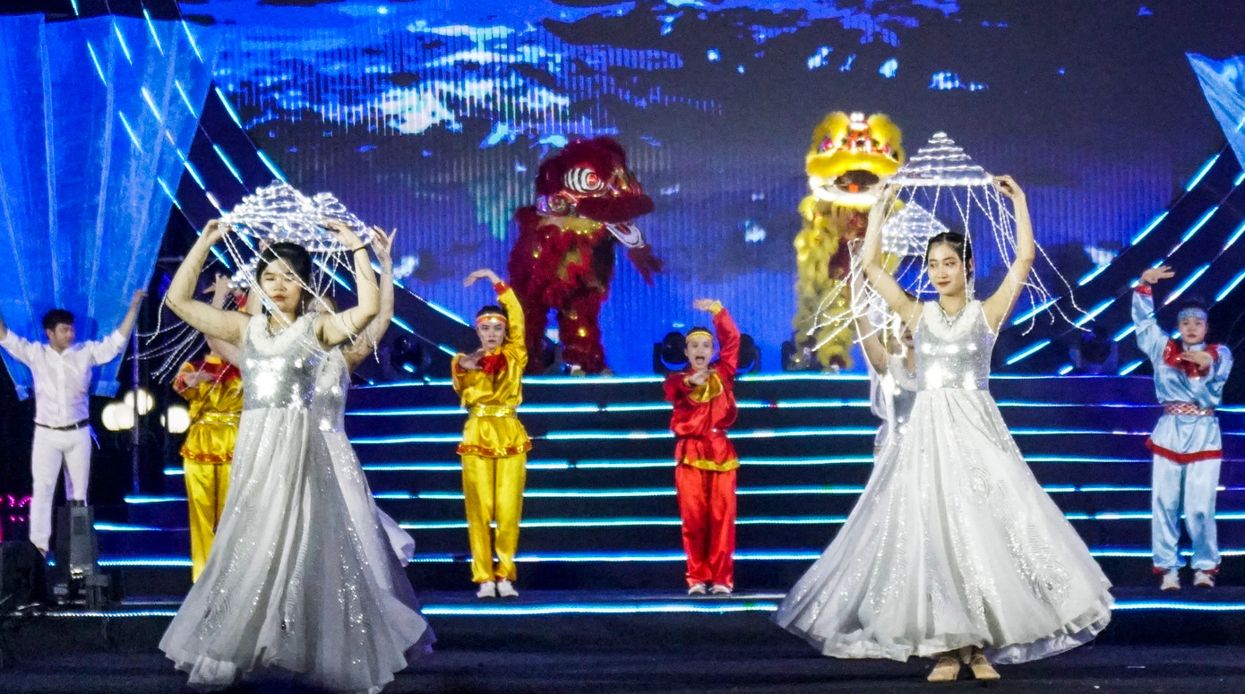 Các tiết mục trong đêm khai mạc được dàn dựng công phu thu hút người dân, du khách.