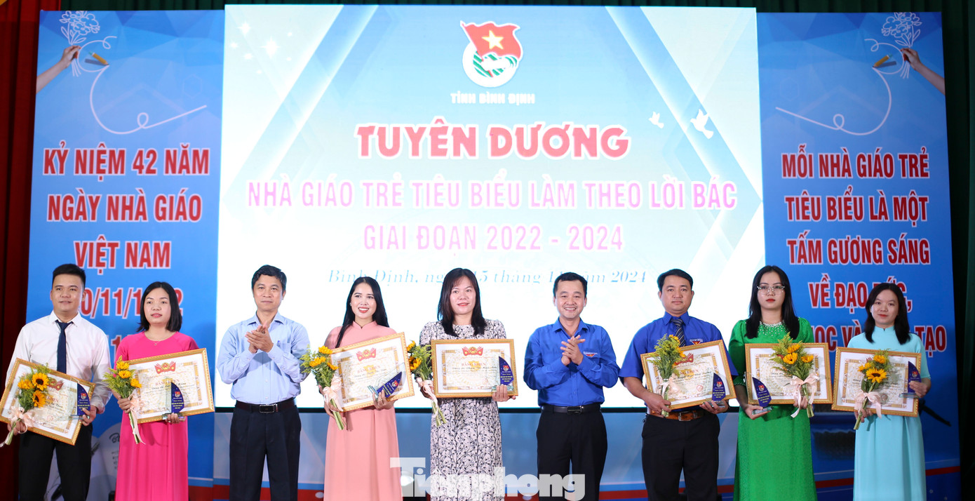 Lãnh đạo Tỉnh Đoàn Bình Định cũng mong muốn các nhà giáo trẻ được tuyên dương sẽ luôn là tấm gương sáng để mỗi học sinh, sinh viên noi theo... Ảnh: Trương Định Lãnh đạo Tỉnh Đoàn Bình Định cũng mong muốn các nhà giáo trẻ được tuyên dương sẽ luôn là tấm gương sáng để mỗi học sinh, sinh viên noi theo... Ảnh: Trương Định