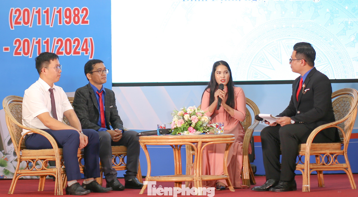 Chương trình giao lưu các gương giảng viên, giáo viên tiêu biểu. Ảnh: Trương Định Chương trình giao lưu các gương giảng viên, giáo viên tiêu biểu. Ảnh: Trương Định