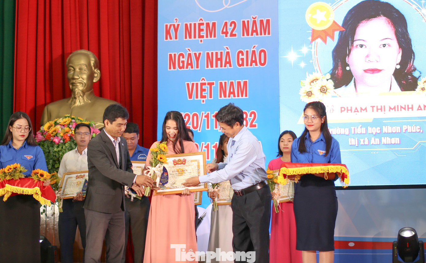 Tuyên dương các gương giảng viên, giáo viên trẻ tiêu biểu. Ảnh: Trương Định Tuyên dương các gương giảng viên, giáo viên trẻ tiêu biểu. Ảnh: Trương Định