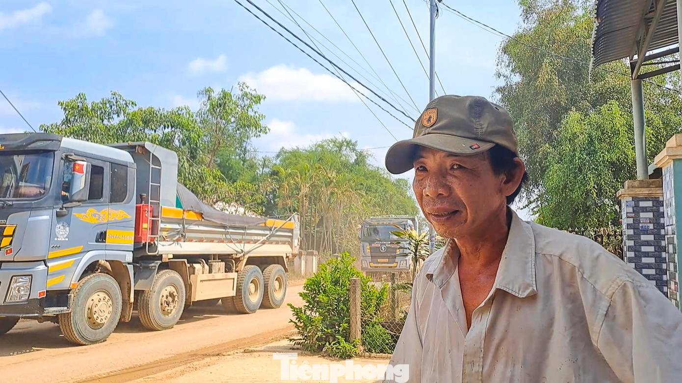 Người dân than bất an với đoàn xe chở vật liệu thi công cao tốc. Ảnh: Trương Định