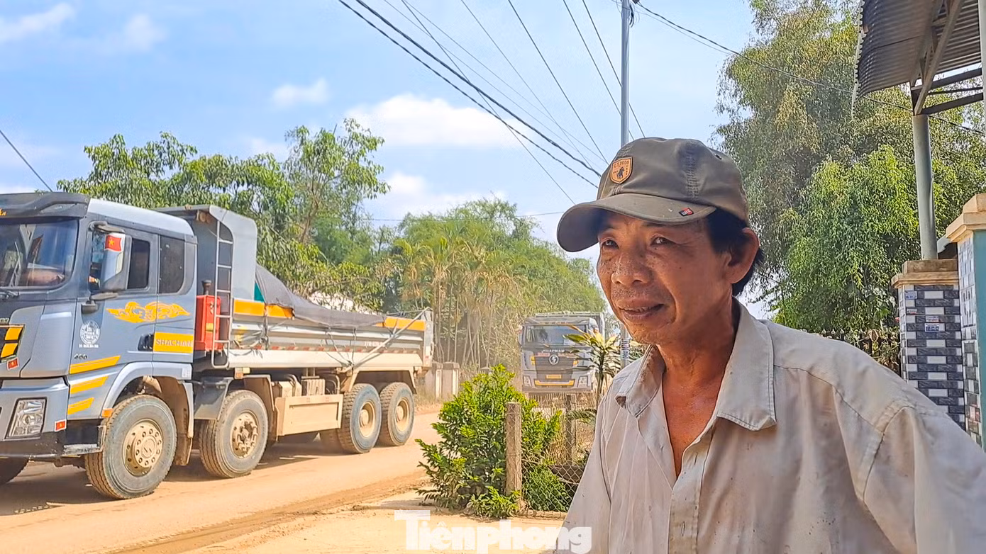Người dân than bất an với đoàn xe chở vật liệu thi công cao tốc. Ảnh: Trương Định Người dân than bất an với đoàn xe chở vật liệu thi công cao tốc. Ảnh: Trương Định