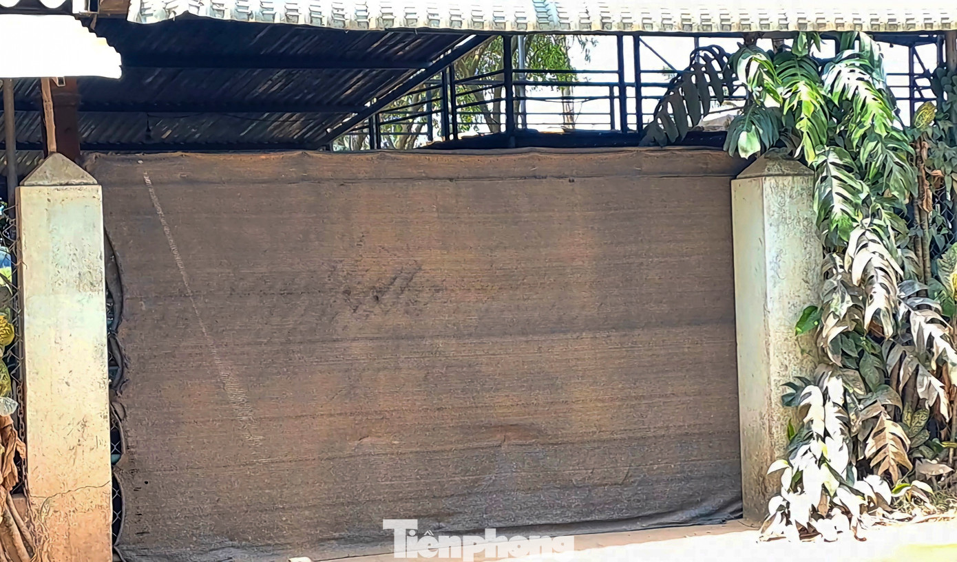 Bụi bặm khiến hàng quán người dân dọc tuyến đường có xe chở vật liệu chạy qua phải dùng bạt để che chắn. Ảnh: Trương Định