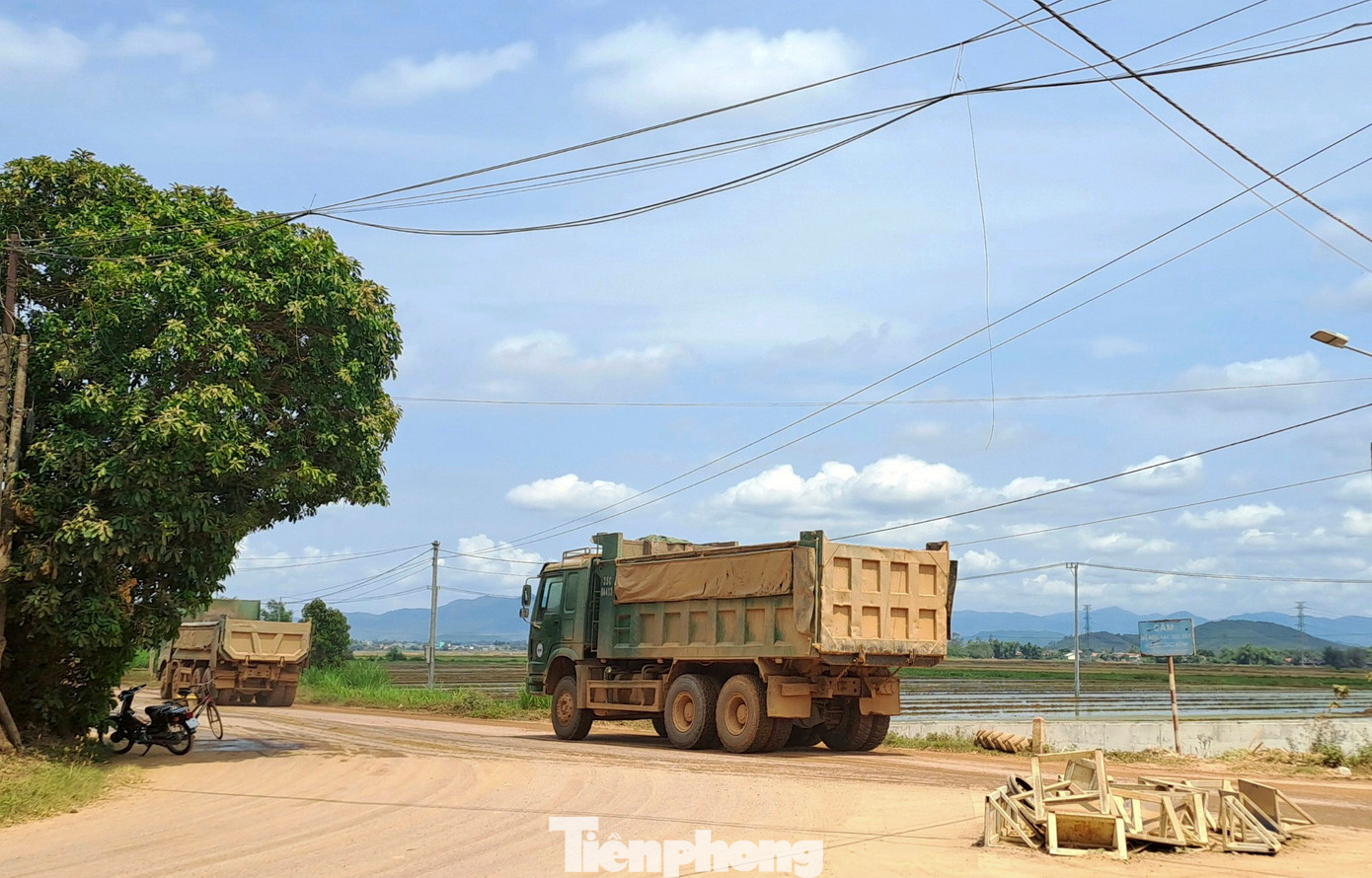 Các đoàn xe chở vật liệu chạy nối đuôi nhau. Ảnh: Trương Định