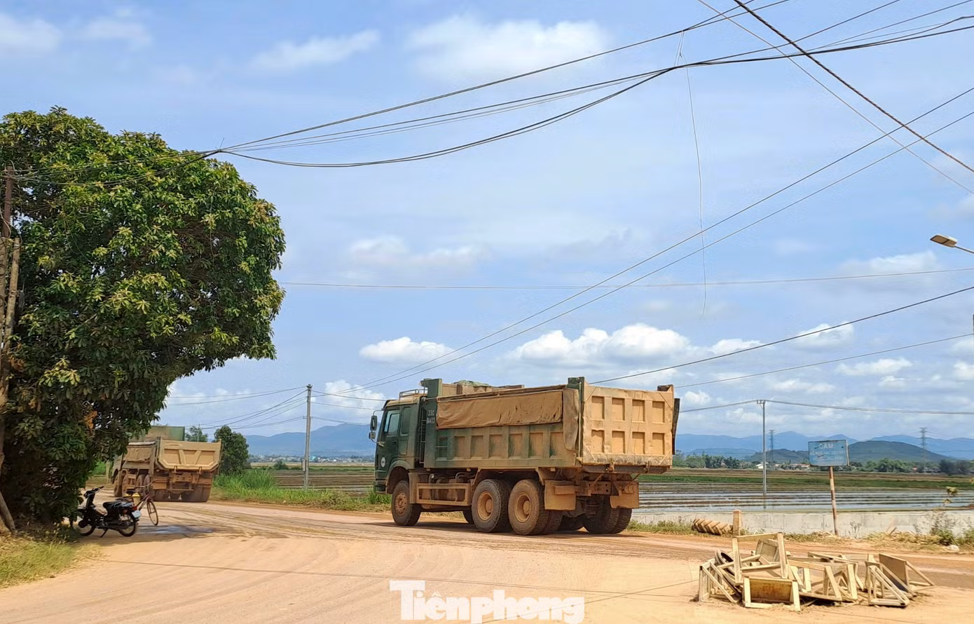 Các đoàn xe chở vật liệu chạy nối đuôi nhau. Ảnh: Trương Định Các đoàn xe chở vật liệu chạy nối đuôi nhau. Ảnh: Trương Định