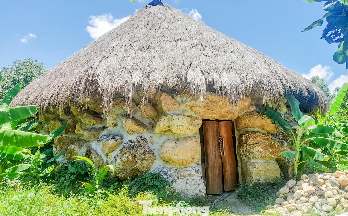 Các công trình được xây dựng trái phép trong Khu nghỉ dưỡng suối nước nóng Vĩnh Thạnh. Ảnh: Trương Định